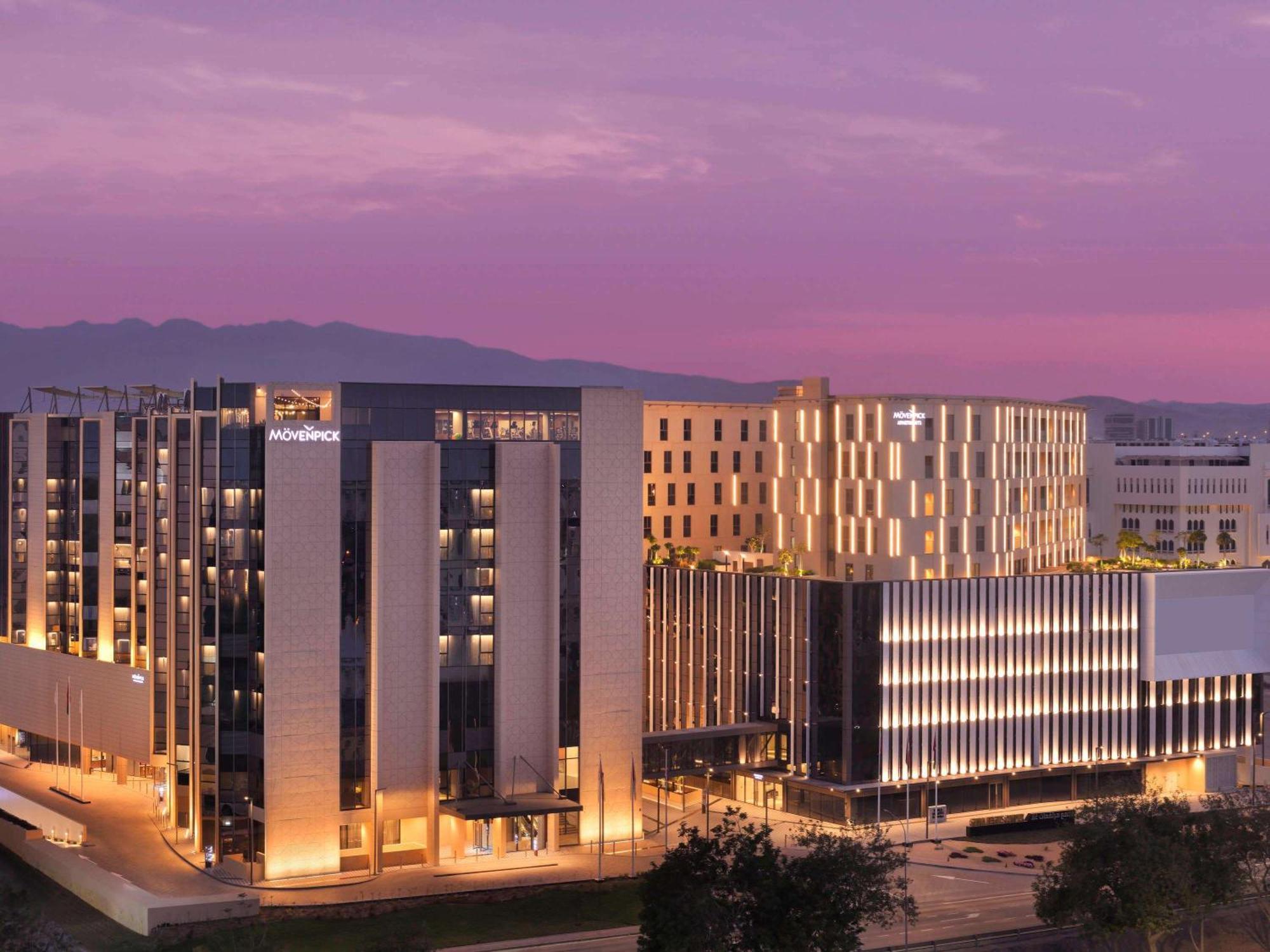 Moevenpick Hotel & Apartments Ghala Maszkat Kültér fotó The West End