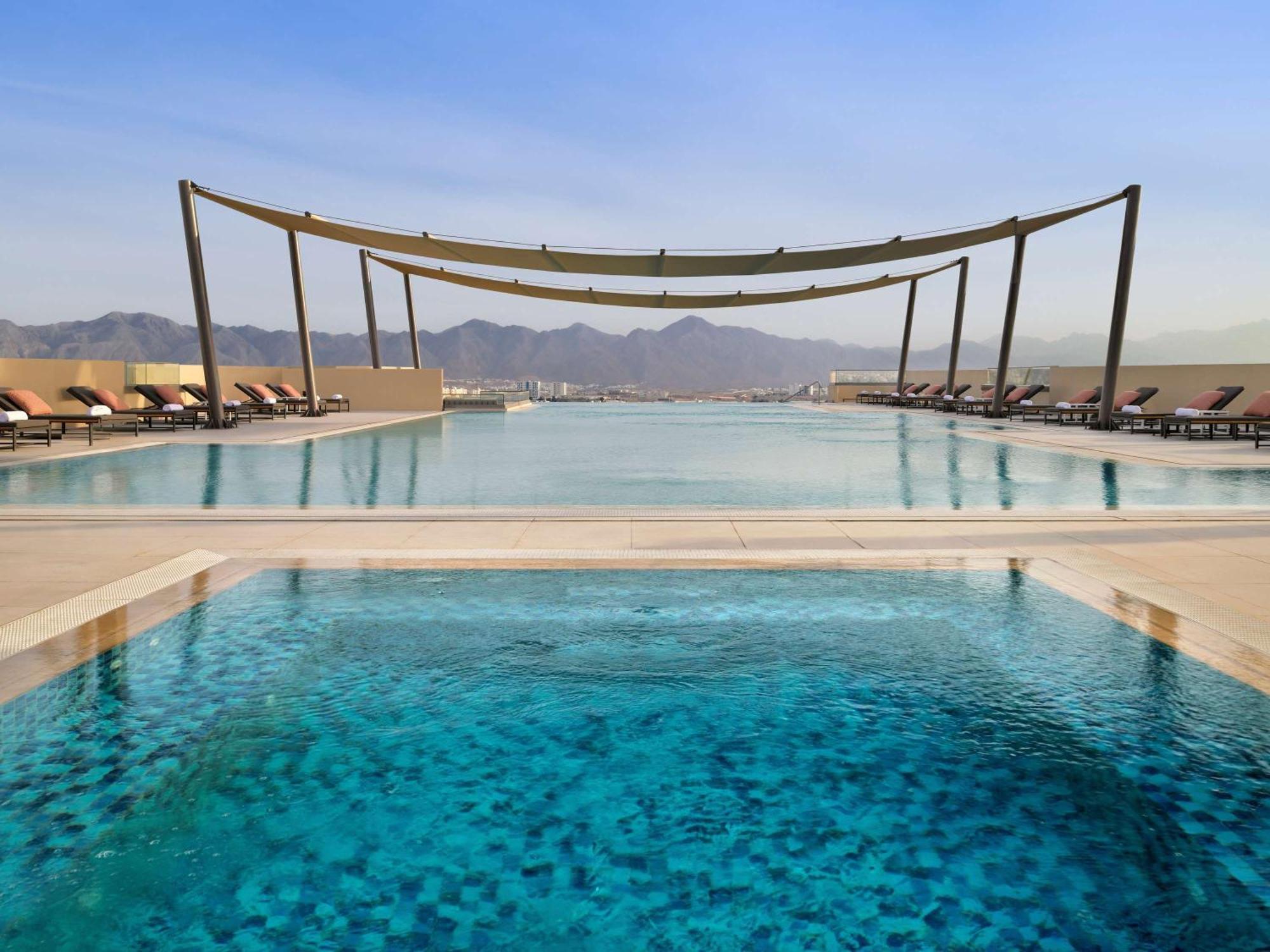 Moevenpick Hotel & Apartments Ghala Maszkat Kültér fotó The pool at the hotel