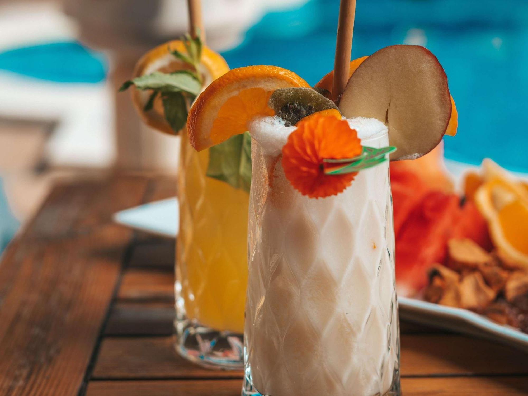 Moevenpick Hotel & Apartments Ghala Maszkat Kültér fotó A coconut margarita