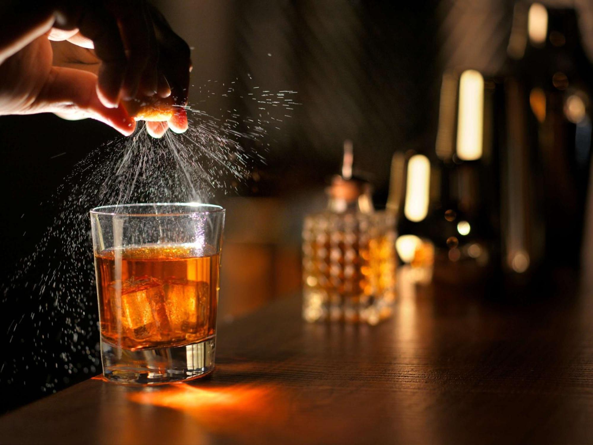 Moevenpick Hotel & Apartments Ghala Maszkat Kültér fotó A glass of Old Fashioned