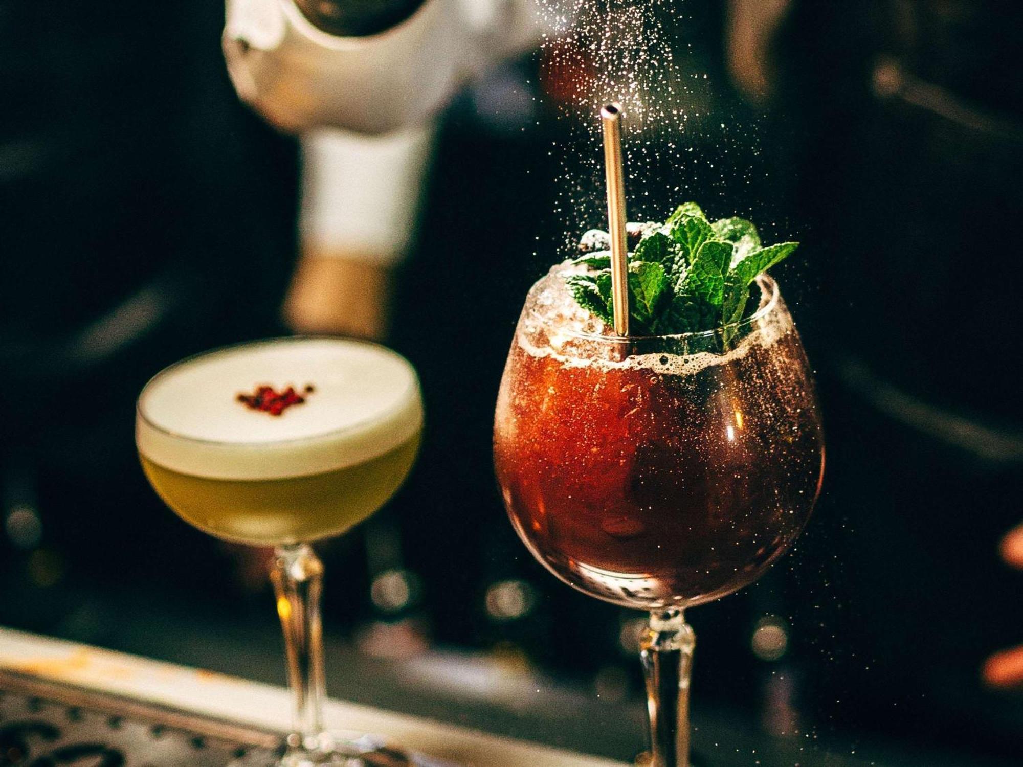 Moevenpick Hotel & Apartments Ghala Maszkat Kültér fotó A Clover Club cocktail