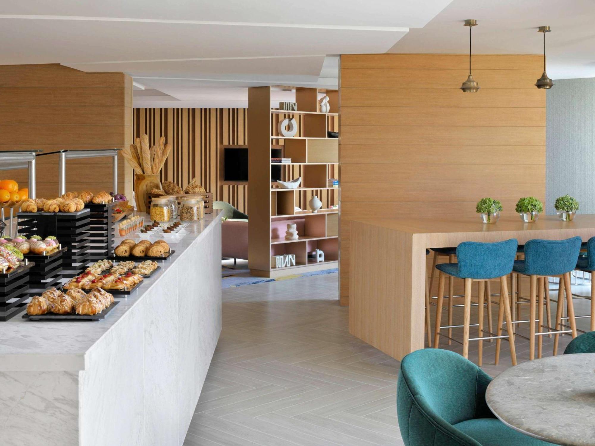 Moevenpick Hotel & Apartments Ghala Maszkat Kültér fotó The lounge at the airport