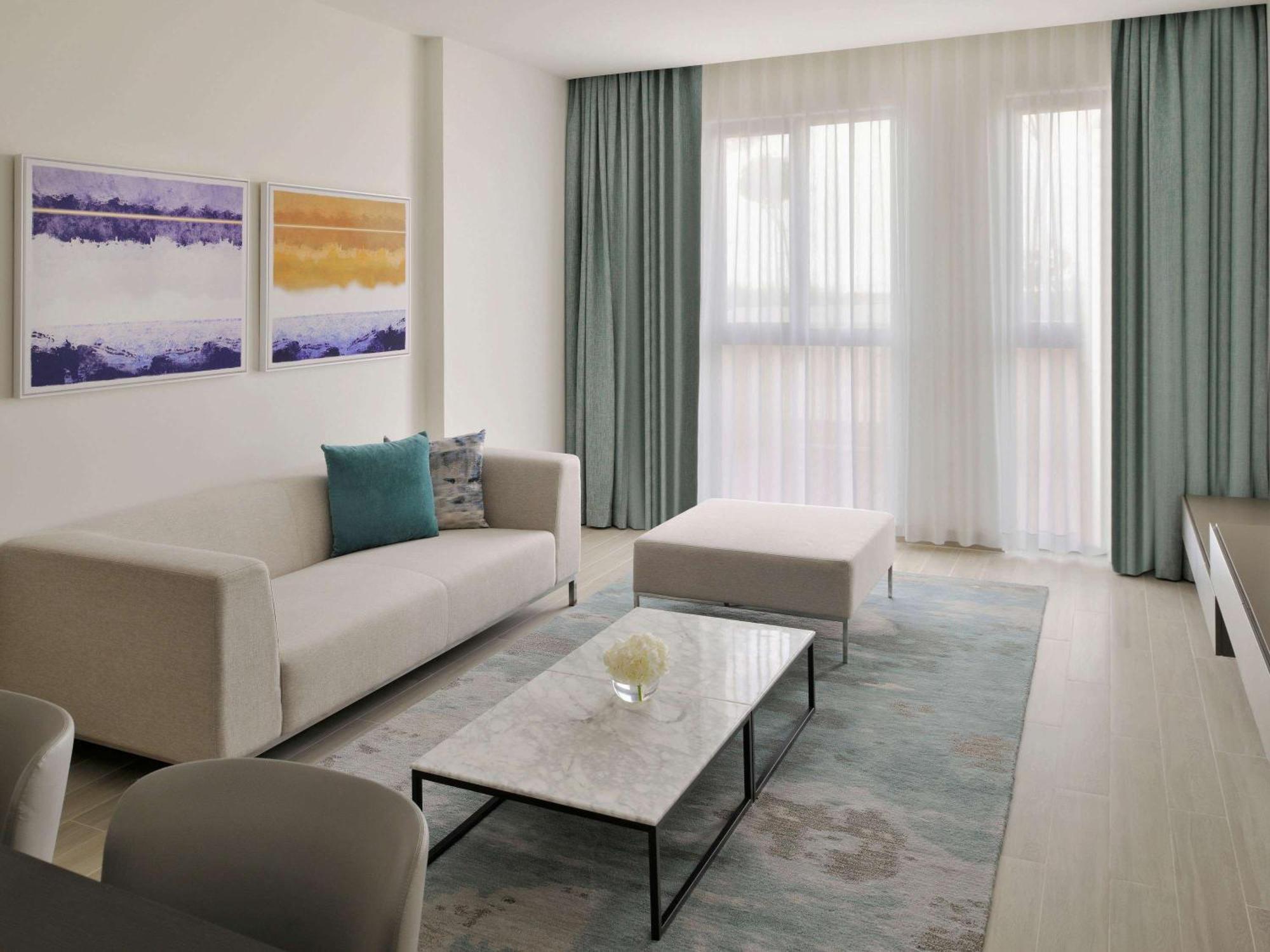 Moevenpick Hotel & Apartments Ghala Maszkat Kültér fotó A living room