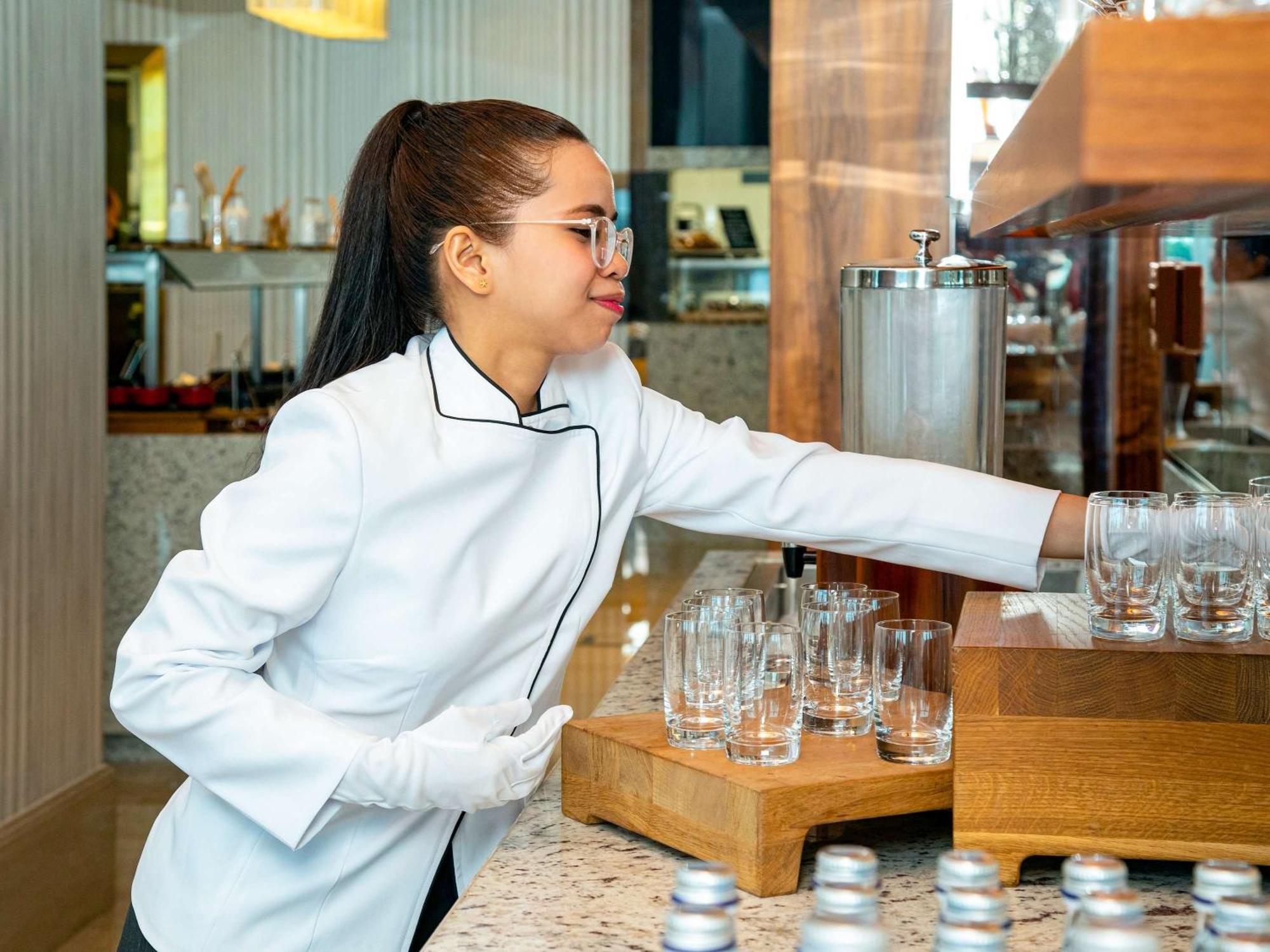 Moevenpick Hotel & Apartments Ghala Maszkat Kültér fotó A barista at work