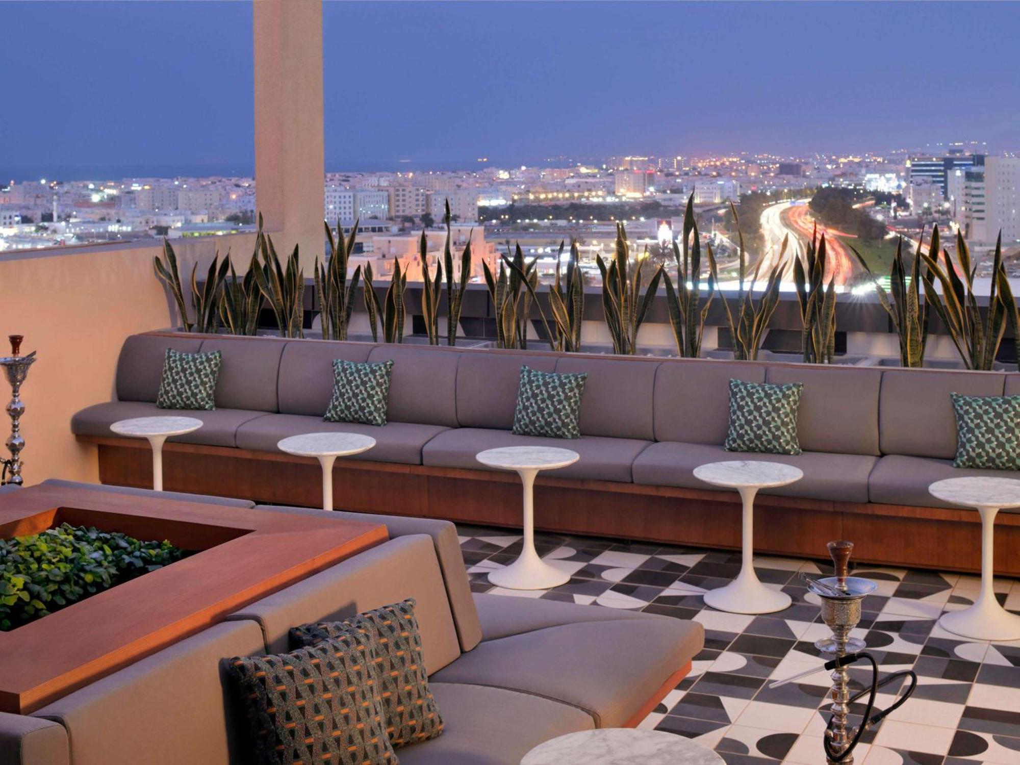 Moevenpick Hotel & Apartments Ghala Maszkat Kültér fotó The rooftop lounge at the Hotel Indigo