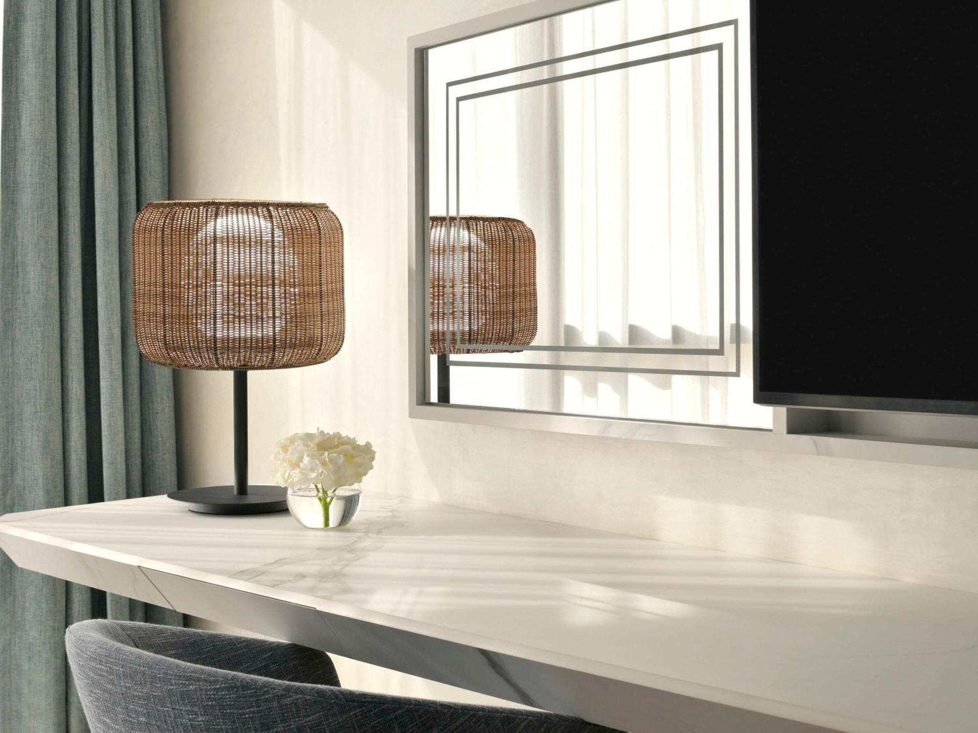 Moevenpick Hotel & Apartments Ghala Maszkat Kültér fotó A table lamp