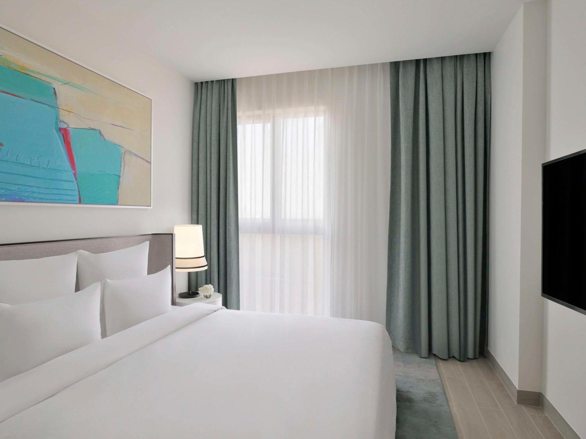 Moevenpick Hotel & Apartments Ghala Maszkat Kültér fotó A bedroom at the hotel