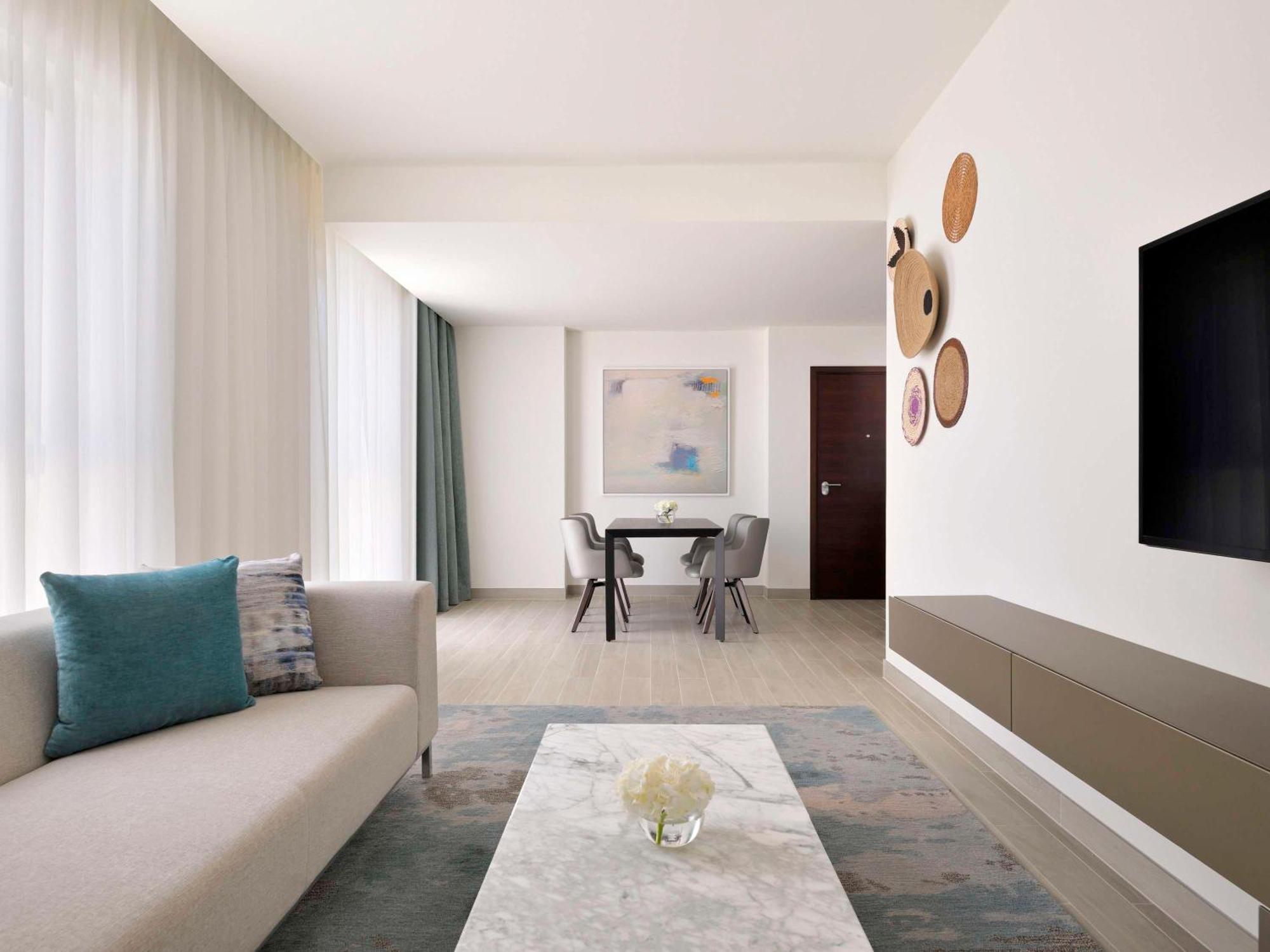 Moevenpick Hotel & Apartments Ghala Maszkat Kültér fotó A living room at the hotel